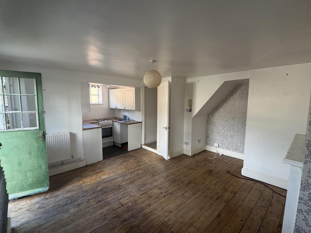 Lot: 6 - TOWN CENTRE MAISONETTE WITH GARDEN FOR INVESTMENT OR OCCUPATION - Living room